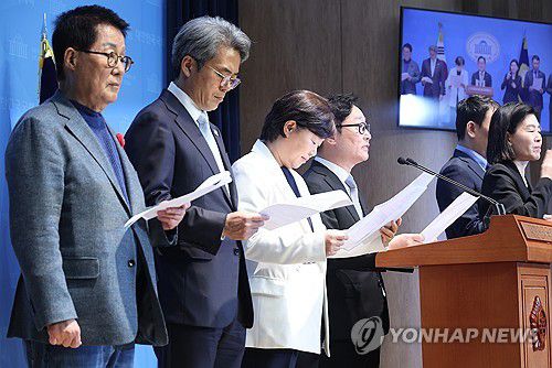 법무부 감찰관, 대검찰청 감찰부장 인사 중지 촉구 기자회견(서울=연합뉴스) 박동주 기자 = 국회 법제사법위원회 더불어민주당 간사인 박범계 의원이 22일 서울 여의도 국회 소통관에서 박성재 법무부장관에 "알박기 인사를 당장 중단하라"고 발언하며 법무부 감찰관, 대검찰청 감찰부장을 포함한 일체의 인사 중지를 촉구하고 있다. 2025.4.22 pdj6635@yna.co.kr