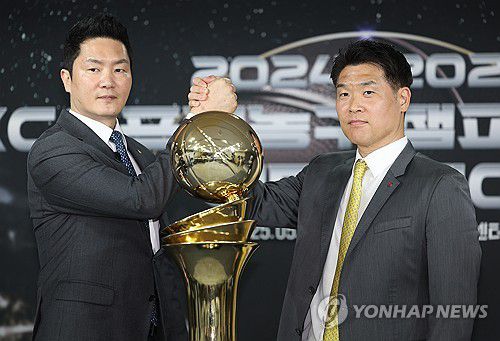 프로농구 챔피언결정전 미디어데이 기념촬영하는 감독들(서울=연합뉴스) 김성민 기자 = 서울 SK 나이츠 전희철 감독(왼쪽)과 창원 LG 세이커스 조상현 감독이 1일 서울 강남구 KBL센터에서 열린 '2024-2025 KCC 프로농구 챔피언결정전 미디어데이'에서 기념촬영을 하고 있다. 2025.5.1 ksm7976@yna.co.kr