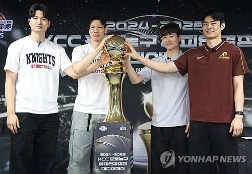 프로농구 챔피언결정전 미디어데이 기념촬영하는 선수들(서울=연합뉴스) 김성민 기자 = 1일 서울 강남구 KBL센터에서 열린 '2024-2025 KCC 프로농구 챔피언결정전 미디어데이'에서 서울 SK 나이츠와 창원 LG 세이커스 선수들이 기념촬영을 하고 있다. 왼쪽부터 왼쪽부터 서울 SK 안영준, 김선형, 창원 LG 양준석, 유기상. 2025.5.1 ksm7976@yna.co.kr
