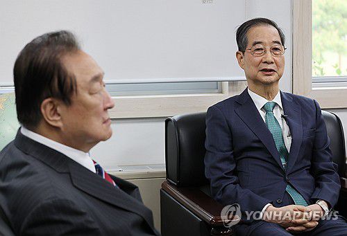 정대철 헌정회장 만난 한덕수 전 총리(서울=연합뉴스) 이정훈 기자 = 3일 서울 여의도 국회 헌정기념관을 찾은 한덕수 전 국무총리가 발언하고 있다. 왼쪽은 정대철 헌정회장. 2025.5.3 uwg806@yna.co.kr