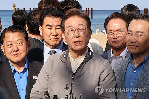 김문수 대선 후보 선출 관련 질문에 답하는 이재명 후보(삼척=연합뉴스) 김주성 기자 = 더불어민주당 이재명 대선 후보가 '골목골목 경청투어' 사흘째인 3일 강원도 삼척해수욕장을 찾아 도민들을 만난 뒤 국민의힘 김문수 대선 후보 선출과 관련한 취재진 질문에 답하고 있다. 2025.5.3 utzza@yna.co.kr