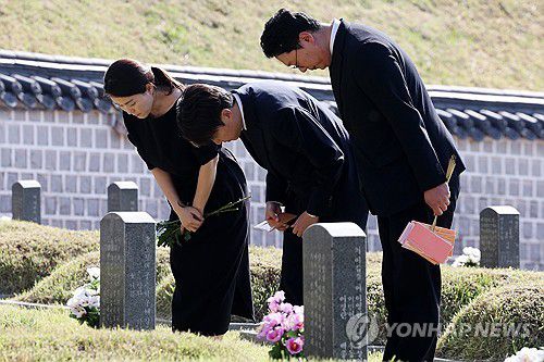 5·18 민주묘지 찾은 이준석 후보(광주=연합뉴스) 정다움 기자 = 4일 오전 광주 북구 국립 5·18 민주묘지에서 이준석 개혁신당 대선 후보가 참배하고 있다. 2025.5.4 daum@yna.co.kr
