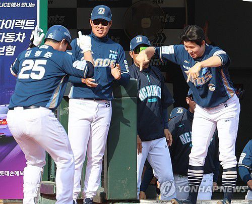 NC 김형준 3점 홈런 재역전(부산=연합뉴스) 강선배 기자 = 4일 부산 사직야구장에서 열린 2024 프로야구 NC 다이노스와 롯데 자이언츠의 경기. 7회 초 1사 1, 2루 상황에서 NC 김형준이 좌중월 3점 홈런을 치고 기쁨의 세리머니를 하고 있다. 2025.5.4 sbkang@yna.co.kr