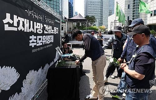 산재사망 건설노동자들을 위한 헌화(서울=연합뉴스) 서명곤 기자 = 23일 서울 중구 서울고용노동청 앞에서 열린 산재사망 건설노동자 추모 위령제에서 참가자들이 헌화하고 있다. 2025.4.23 seephoto@yna.co.kr