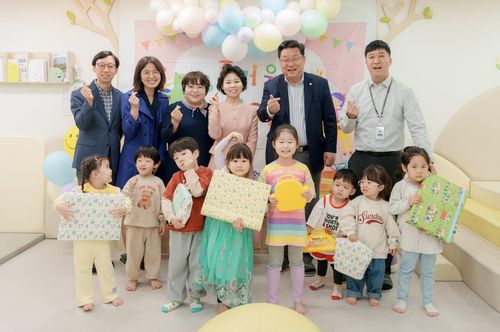 (서울=연합뉴스) 주형환 저출산고령사회위원회 부위원장은 제103회 어린이날을 맞아 5일 서울시 중랑구에 있는 '서울형 키즈카페'를 방문해 육아 현장을 체험하고 아이들의 행복을 응원했다. 2025.05.05. [저출산고령사회위원회 제공. 재판매 및 DB 금지]