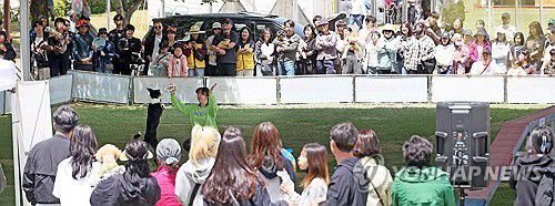 봄날 반려견과 추억[연합뉴스 자료사진]