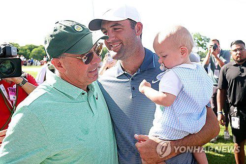 '3대가 함께' 아들을 안고 부친과 대화하는 셰플러.[AP=연합뉴스]