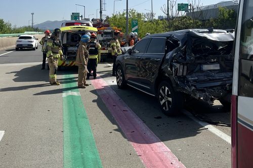 호남고속도로서 차량 3대 이중추돌(장성=연합뉴스) 전남 장성군 장성읍 호남고속도로 상행선 장성분기점(JC) 부근에서 버스와 SUV 등 차량 3대 간 이중 추돌이 나 구급대원이 환자들을 이송하고 있다. [장성소방서 제공. 재판매 및 DB 금지]