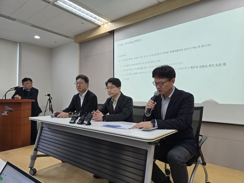 SKT 일일 브리핑(서울=연합뉴스) 김주환 기자 = SK텔레콤이 5일 일일 브리핑에서 해킹 사태 동향에 대해 설명하고 있다. 2025.5.5 photo@yna.co.kr