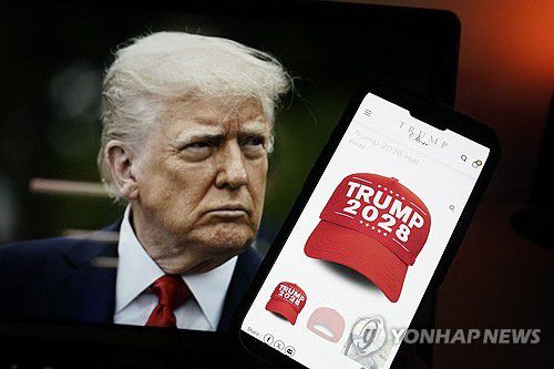 '트럼프 2028' 굿즈와 트럼프 대통령[AFP 연합뉴스]
