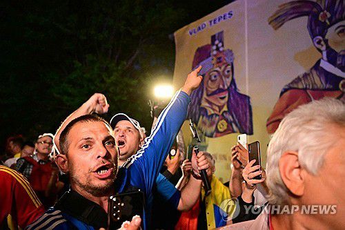 환호하는 제오르제 시미온 후보 지지자들 (부쿠레슈티 AFP=연합뉴스) 4일(현지시간) 루마니아 대선 1차 투표 종료 직후 제1야당 결속동맹(AUR) 지지자들이 제오르제 시미온 후보의 승리에 환호하고 있다. 2025.5.4 photo@yna.co.kr