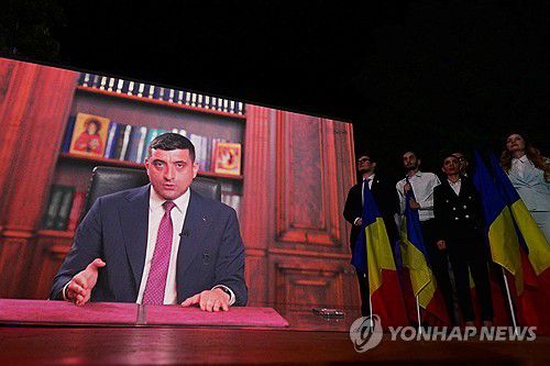 루마니아 민족주의 정당 AUR의 제오르제 시미온 대선후보(부쿠레슈티 AFP=연합뉴스) 4일(현지시간) 루마니아 대선 1차 투표 종료 직후 제1야당 결속동맹(AUR) 지지자들이 제오르제 시미온 후보의 영상 연설을 듣고 있다. 2025.5.4 photo@yna.co.kr