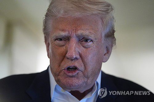 전용기에서 취재진과 문답 나누는 트럼프[AP=연합뉴스. 재판매 및 DB 금지]