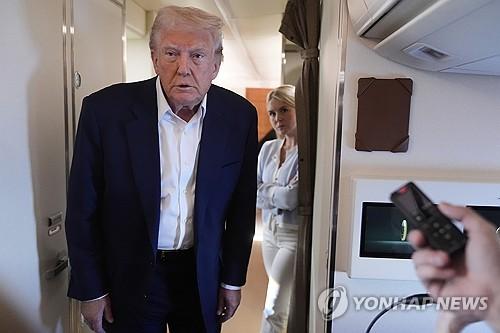 전용기에서 취재진과 문답 나누는 트럼프[AP=연합뉴스. 재판매 및 DB 금지]