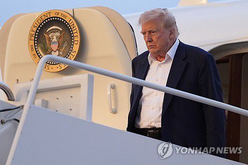트럼프에어포스원에서 내리는 도널드 트럼프 미국 대통령 [AP=연합뉴스 자료사진. 재판매 및 DB 금지]