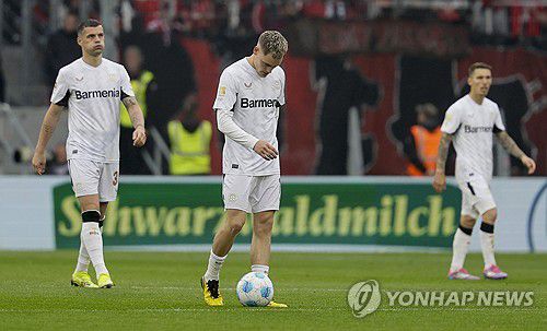 무승부에 실망한 레버쿠젠 선수들[EPA=연합뉴스]