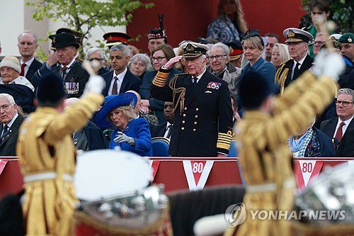 열병식 지켜보는 찰스 3세(가운데)[로이터 연합뉴스]