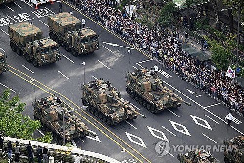 시가지 행진하는 K-9 자주포[연합뉴스 자료사진. 재판매 및 DB 금지]