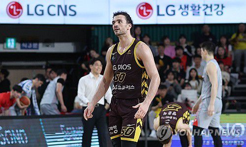 자신감 보이는 LG 마레이(창원=연합뉴스) 김동민 기자 = 24일 경남 창원체육관에서 열린 2024∼2025시즌 프로농구 4강 플레이오프(PO) 창원 LG 세이커스와 울산 현대모비스 1차전 경기. LG 아셈 마레이가 4Q 연속 득점을 한 후 기뻐하고 있다. 2025.4.24 image@yna.co.kr