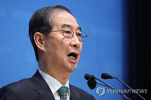 국회서 대선 출마 선언하는 한덕수 전 총리(서울=연합뉴스) 박동주 기자 = 한덕수 전 국무총리가 2일 서울 여의도 국회 소통관에서 대통령 선거 출마를 선언하고 있다. 2025.5.2 pdj6635@yna.co.kr