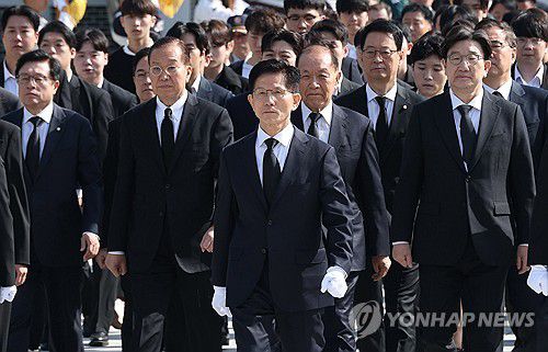 국민의힘 김문수 후보, 지도부와 현충원 참배(서울=연합뉴스) 류영석 기자 = 국민의힘 김문수 대선 후보가 4일 서울 동작구 국립서울현충원을 찾아 현충탑에 참배하고 있다. 2025.5.4 [공동취재] ondol@yna.co.kr