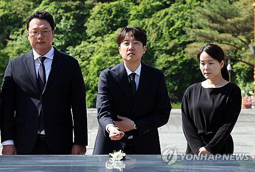 참배하는 이준석 대선 후보(광주=연합뉴스) 정다움 기자 = 4일 오전 광주 북구 국립 5·18 민주묘지 2묘역에서 이준석 개혁신당 대선 후보가 참배하고 있다. 2025.5.4 daum@yna.co.kr