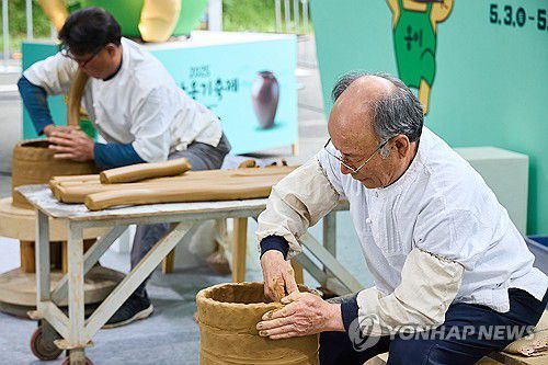 옹기 빚는 장인들(울산=연합뉴스) 3∼5일 울산시 울주군 온양읍 외고산 옹기마을 일대에서 울산 대표 문화관광축제인 '2025 울산옹기축제'가 열린 가운데 옹기장인들이 옹기를 만들고 있다. 2025.5.4 [울주문화재단 제공.재판매 및 DB 금지] young@yna.co.kr