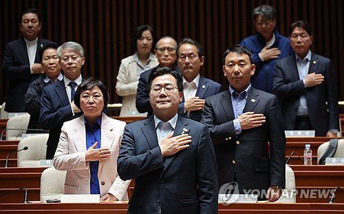 주말 긴급 의원총회 연 더불어민주당(서울=연합뉴스) 류영석 기자 = 더불어민주당 박찬대 원내대표를 비롯한 의원들이 4일 국회에서 열린 긴급 의원총회에서 국기에 경례를 하고 있다. 2025.5.4 ondol@yna.co.kr