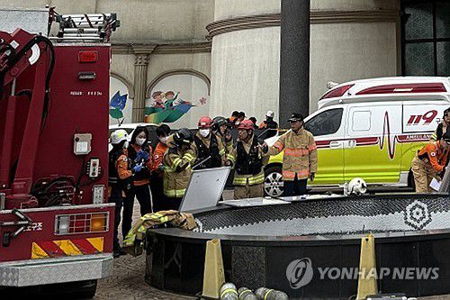 일산화탄소 추정 가스중독…완도 리조트 손님 14명 경상(완도=연합뉴스) 5일 오전 전남 완도군 완도읍 한 리조트에서 숙박객 14명이 두통과 어지럼증 등 가스중독 증상을 보여 소방 당국이 환자 이송을 준비하고 있다.     경찰과 소방 당국은 일산화탄소 중독에 의한 사고인 것으로 보고 정확한 경위를 조사 중이다. 2025.5.5 [독자 제공. 재판매 및 DB 금지] hs@yna.co.kr