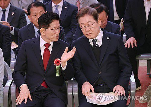 대화하는 이재명-김문수 대선 후보(서울=연합뉴스) 한상균 기자 = 더불어민주당 이재명 대선 후보(오른쪽)와 국민의힘 김문수 대선 후보가 5일 서울 종로구 조계사에서 열린 불기 2569년 부처님오신날 봉축법요식에 참석해 대화하고 있다. 2025.5.5 xyz@yna.co.kr