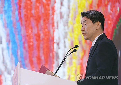 봉축법요식 축사하는 이주호 권한대행(서울=연합뉴스) 한상균 기자 = 이주호 대통령 권한대행 부총리 겸 교육부 장관이 5일 서울 종로구 조계사에서 열린 불기 2569년 부처님오신날 봉축법요식에서 축사를 하고 있다.  2025.5.5 xyz@yna.co.kr