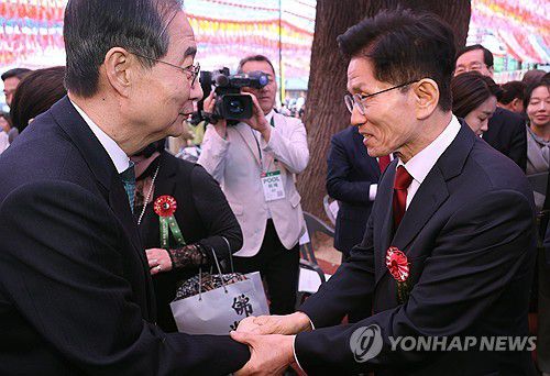 봉축법요식 마치며 인사하는 김문수 대선 후보와 한덕수 대선 예비후보(서울=연합뉴스) 한상균 기자 = 국민의힘 김문수 대선 후보(오른쪽)와 무소속 한덕수 대선 예비후보가 5일 서울 종로구 조계사에서 열린 불기 2569년 부처님오신날 봉축법요식을 마친 뒤 악수하고 있다. 2025.5.5 xyz@yna.co.kr