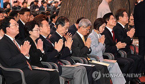 부처님오신날 합장한 대선 후보와 정당 정치인들(서울=연합뉴스) 한상균 기자 = 5일 서울 종로구 조계사에서 열린 불기 2569년 부처님오신날 봉축법요식에서 대선 후보와 정당 정치인들이 합장하고 있다.      오른쪽부터 더불어민주당 이재명 대선 후보, 국민의힘 김문수 대선 후보, 진보당 김재연 대선 후보, 정의당 권영국 대선 후보, 무소속 한덕수 대선 예비후보, 국민의힘 권영세 비상대책위원장, 조국혁신당 김선민 대표 권한대행, 개혁신당 천하람 대표 권한대행 겸 원내대표. 2025.5.5 xyz@yna.co.kr