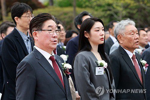 애국가 부르는 김동원 고려대 총장(서울=연합뉴스) 신현우 기자 = 5일 서울 성북구 고려대학교 중앙광장에서 열린 고려대 개교 120주년 기념식에 참석한 김동원 고려대 총장(왼쪽)과 전 피겨스케이트 선수 김연아가 애국가를 부르고 있다. 2025.5.5 nowwego@yna.co.kr