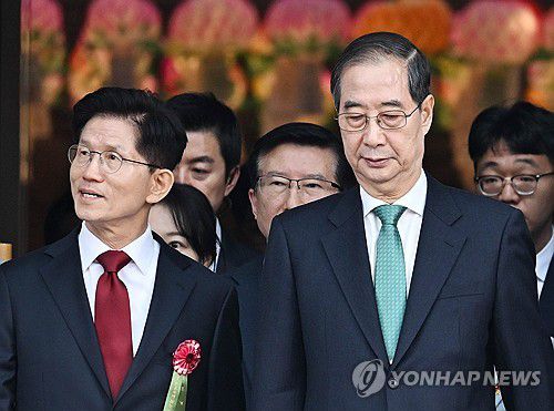 김문수 후보와 한덕수 후보의 입장(서울=연합뉴스) 한상균 기자 = 국민의힘 김문수 대선 후보(왼쪽)와 무소속 한덕수 대선 예비후보가 5일 서울 종로구 조계사에서 봉축법요식에 입장하고 있다. 2025.5.5 xyz@yna.co.kr