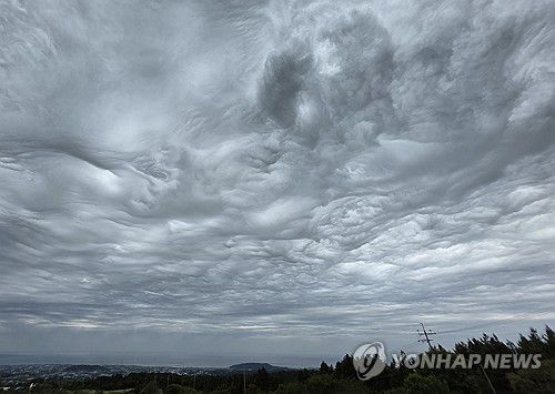 '악마 구름인가'(제주=연합뉴스) 전지혜 기자 = 5일 제주시 애월읍 중산간에서 바라본 하늘에 기묘한 모양의 구름이 떠 있다.     이 구름은 파상고층운으로, 거친물결구름이라고도 불린다. 2025.5.5 atoz@yna.co.kr