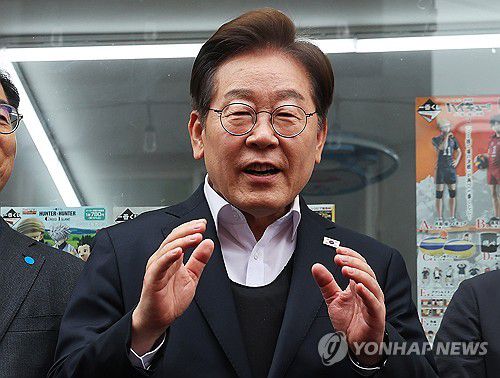 발언하는 이재명 후보(양평=연합뉴스) 홍기원 기자 = 더불어민주당 이재명 대선 후보가 5일 경기도 양평군 양평물맑은시장에서 열린 '골목골목 경청투어'에서 발언하고 있다. 2025.5.5 xanadu@yna.co.kr