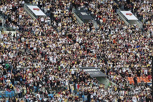 2025 KBO 리그 역대 최소 경기 300만 관중 달성(서울=연합뉴스) 임화영 기자 = 5일 서울 잠실야구장에서 열린 프로야구 LG 트윈스와 두산 베어스의 경기가 관중들로 꽉 차 있다.      이날 5개 구장에서 총 9만1,434명이 입장하며 306만 1,937명을 기록하며 175경기 만에 역대 최소 경기 300만 관중을 달성했다. 2025.5.5 hwayoung7@yna.co.kr