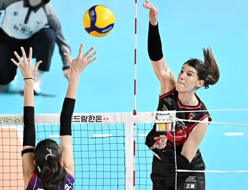 정관장 소속일 때 공격하는 부키리치(오른쪽)[한국배구연맹 제공. 재판매 및 DB 금지]