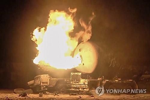 지난 4월 미군 공격으로 불타는 예멘의 석유 관련 시설[AP 연합뉴스 자료 사진. 재판매 및 DB 금지]