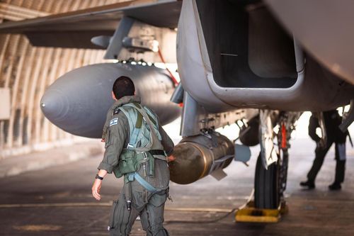 이스라엘군이 5일(현지시간) 예멘 호데이다항 등지에 투하한 전투기 포탄[이스라엘군 제공. 재판매 및 DB 금지]