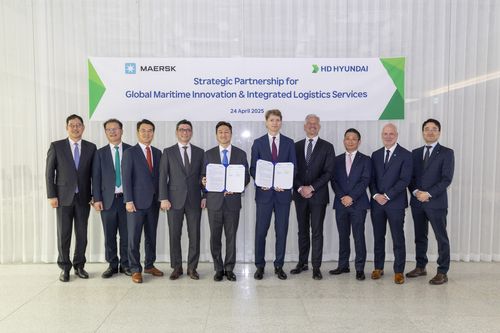 HD현대, 머스크와 탈탄소 기술 및 통합 물류 서비스 협력 MOU 체결(서울=연합뉴스) HD현대가 지난달 24일 A.P. 몰러 머스크와 '탈탄소 해운 기술 발전 및 글로벌 통합 물류 서비스 분야의 포괄적 협력 관계 구축을 위한 양해각서(MOU)'를 체결했다. 사진 왼쪽 다섯 번째부터 HD현대 정기선 수석부회장, A.P. 몰러 머스크 로버트 머스크 우글라 의장. 2025.5.6 [HD현대 제공. 재판매 및 DB 금지]
