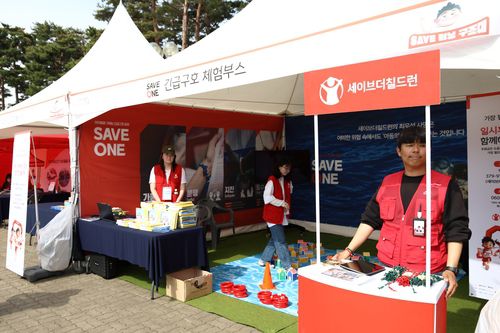 '2025 국제어린이마라톤' 행사장에 마련된 긴급구호 체험 부스(서울=연합뉴스) 성도현 기자 = 국제아동권리 비정부기구(NGO) 세이브더칠드런과 국가기간뉴스통신사 연합뉴스가 6일 서울 마포구 월드컵공원에서 공동 주최한 '2025 국제어린이마라톤' 대회 현장 모습. 2025.5.6 raphael@yna.co.kr