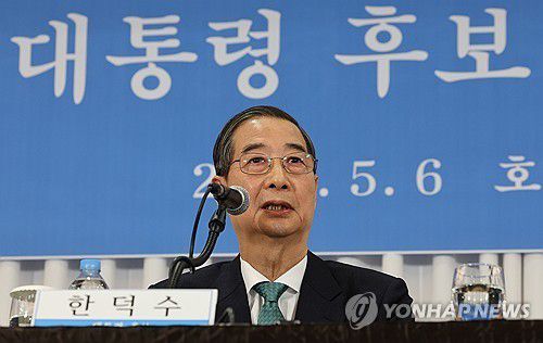 답변하는 한덕수 후보    (서울=연합뉴스) 무소속 한덕수 대통령선거 예비후보가 6일 서울 중구 코리아나호텔에서 열린 관훈토론회에서 패널 질문에 답변하고 있다. 2025.5.6 [국회사진기자단]     utzza@yna.co.kr (끝)