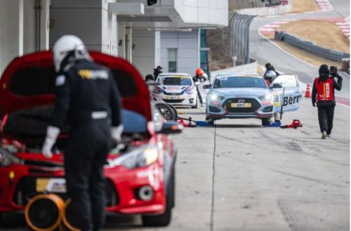 피트 스톱을 통해 차량을 정비하는 모습[인제스피디움 제공. 재판매 및 DB 금지]