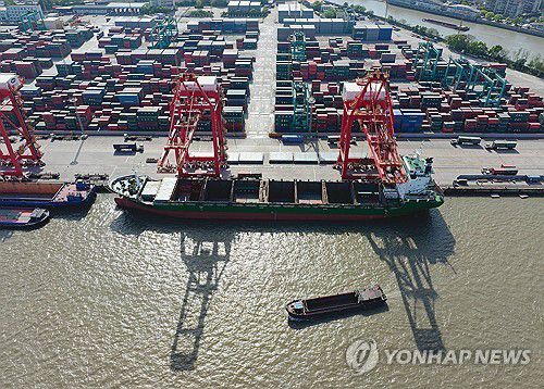 중국 상하이 항구를 오가는 화물선(상하이 EPA=연합뉴스 자료사진) 2025년 4월 18일 중국 상하이 항구의 상하이 컨테이너 터미널 근처에서 화물선들이 오가고 있다. (EPA/ALEX PLAVEVSKI) 2025.5.6.