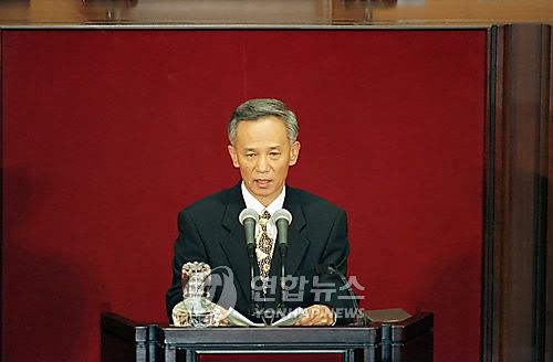 1996년 10월 대정부 질의중인 김홍신 민주당 의원김홍신 의원이 제181회 국회 본회의에서 경제분야 대정부 질문을 하고 있다.  [연합뉴스 사진]