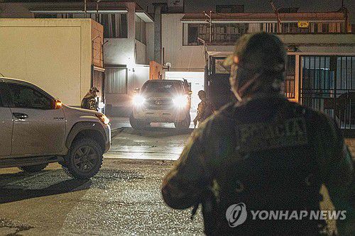 페루 금광 보안요원 시신 안치소에서 경계 근무하는 경찰[트루히요 AFP=연합뉴스. 재판매 및 DB 금지]