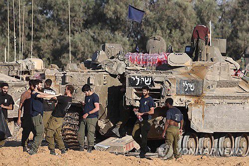 가자지구 인근에 주둔 중인 이스라엘 병사들[AFP=연합뉴스]