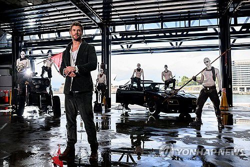 호주 영화지난해 5월 1일(현지시간) 호주 시드니에서 열린 영화 '퓨리오사: 매드맥스 사가'의 미디어 행사에서 주연 배우 크리스 헴스워스가 포즈를 취하고 있다. 이 영화는 호주에서 제작됐으며 헴스워스도 호주 출신이다. [EPA 연합뉴스 자료사진. 재판매 및 DB 금지]